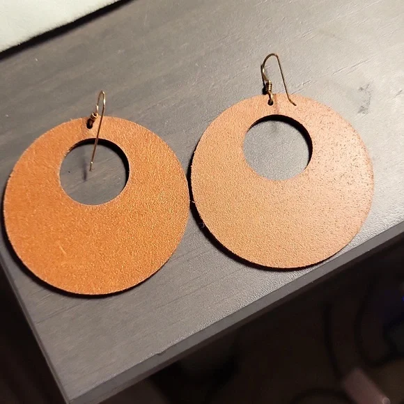Excellent, like new condition Nickel and Suede Nova Earrings in Coral. - Picture 2 of 2